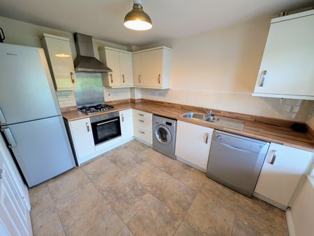 A 3 Bedroom Terraced - Photo 4