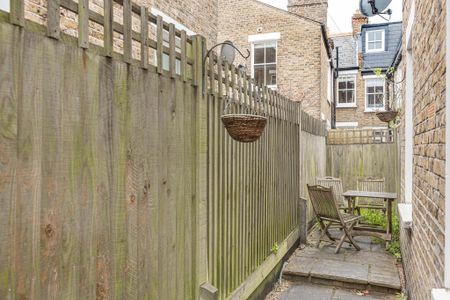 2 bedroom maisonette to rent - Photo 2