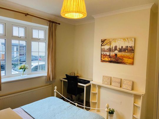 COUPLES WANTED! Room 1: 46 George Road, Guildford, GU1 4NR - Photo 1