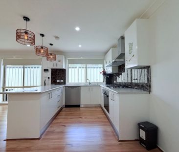 Beautiful 3-Bedroom Family Home in Prime Location - Photo 6