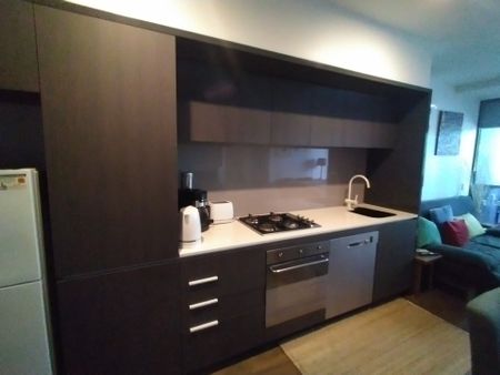 FULLY FURNISHED in CARLTON – FANTASTIC LOCATION! - Photo 2