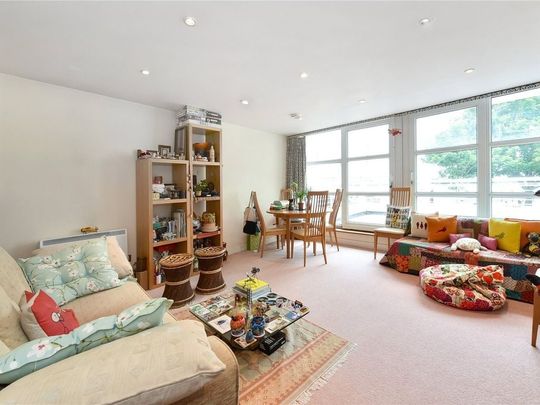 1 Bed Flat, Manchester Road, E14 - Photo 1