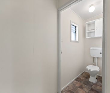 3 BEDROOM HOME, CLOSE TO EVERYTHING! - Photo 2