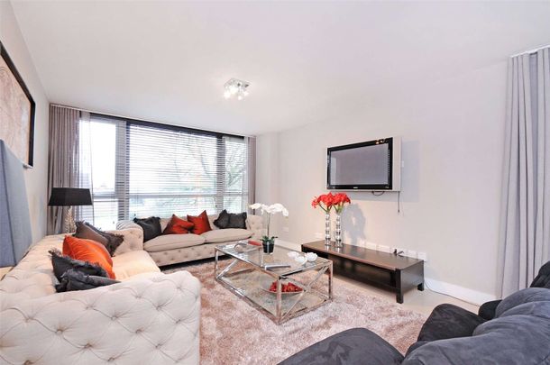 A 3 bedroom flat set in a smart modern block within a gated residential complex - Photo 1