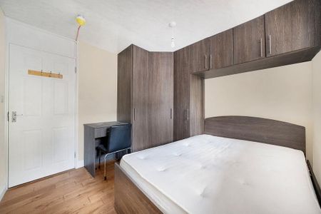 4 bedroom flat to rent - Photo 2