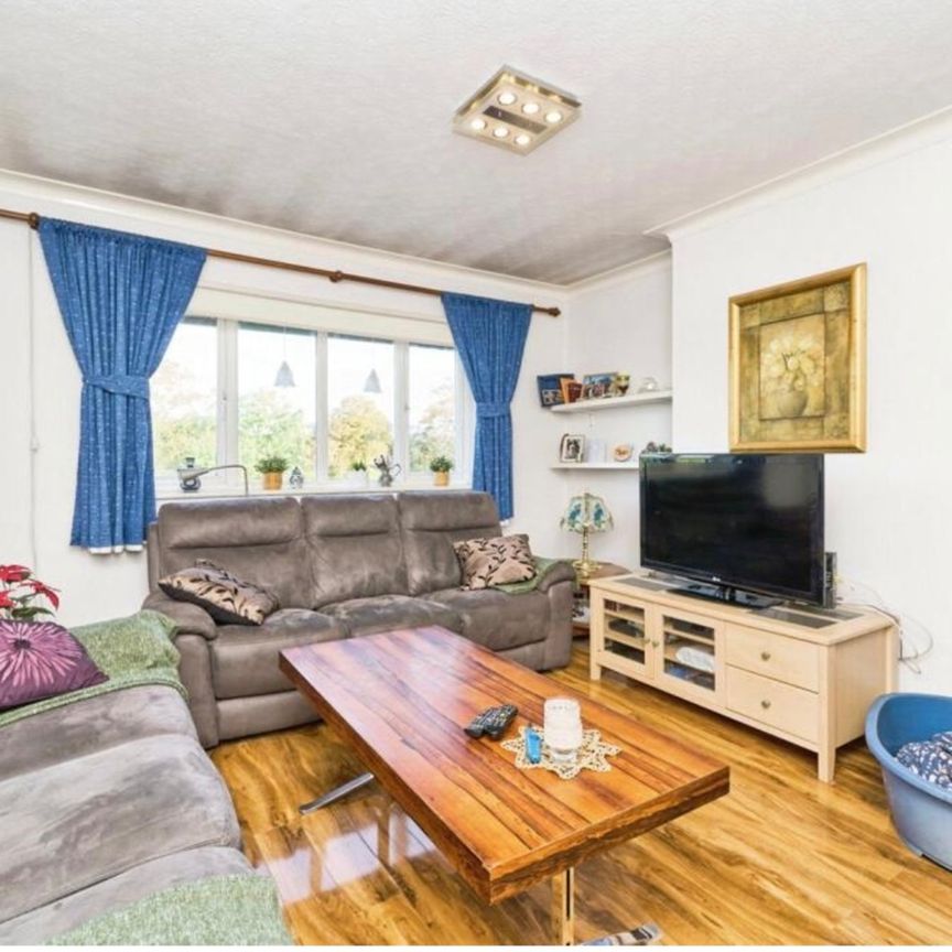 Room in a Shared Flat, Robin Hood Way, SW15 - Photo 1