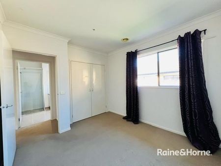 4 Cutter Lane, Sanctuary Lakes, VIC 3030 - Photo 4