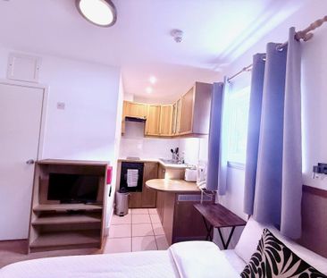 Flat 118 Fulham Palace Road, Fulham W6 9HH - Photo 2