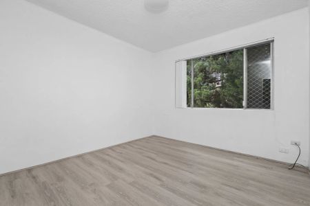 Well-Presented Two-Bedroom Apartment with Double Lock-Up Garage - Photo 5
