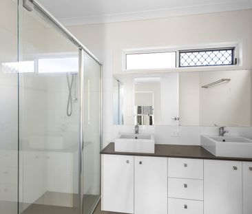 Modern Family Home, Freshly Painted & New Carpet - Photo 5