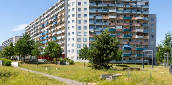 Schöne Wohnung mit Aufzug und Balkon - Photo 2