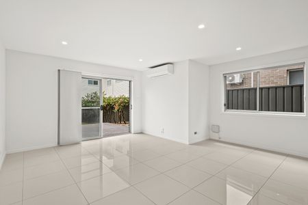 47a Lake Entrance Road, Oak Flats NSW 2529 - Townhouse For Rent | Domain - Photo 2