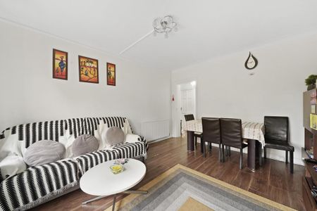 2 bedroom ground floor flat to rent - Photo 2