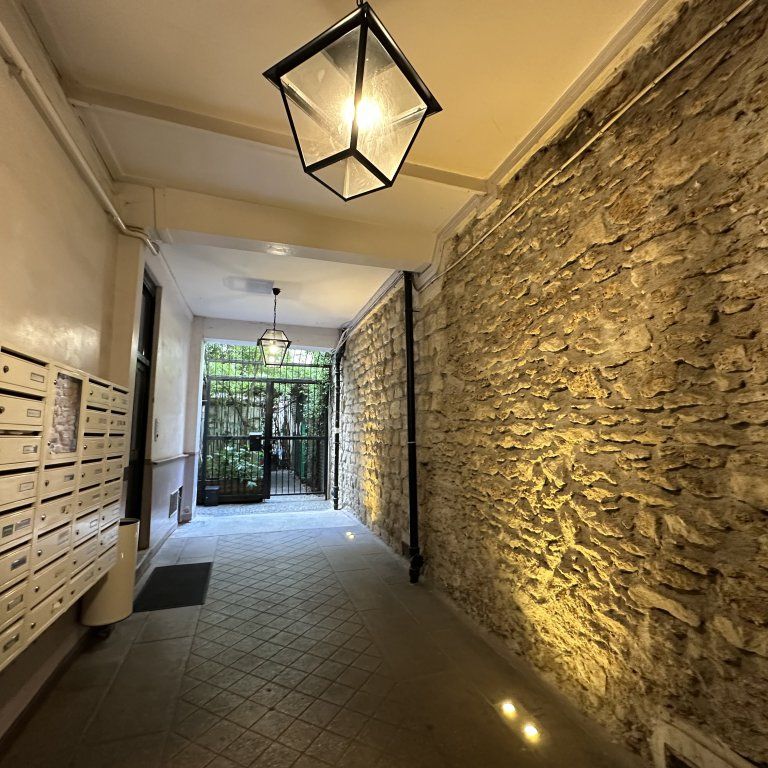 STUDIO A LOUER - PARIS 9EME ARRONDISSEMENT - 15.73 m - 700 € - Photo 1