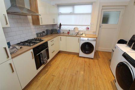3 bedroom semi-detached house to rent - Photo 2