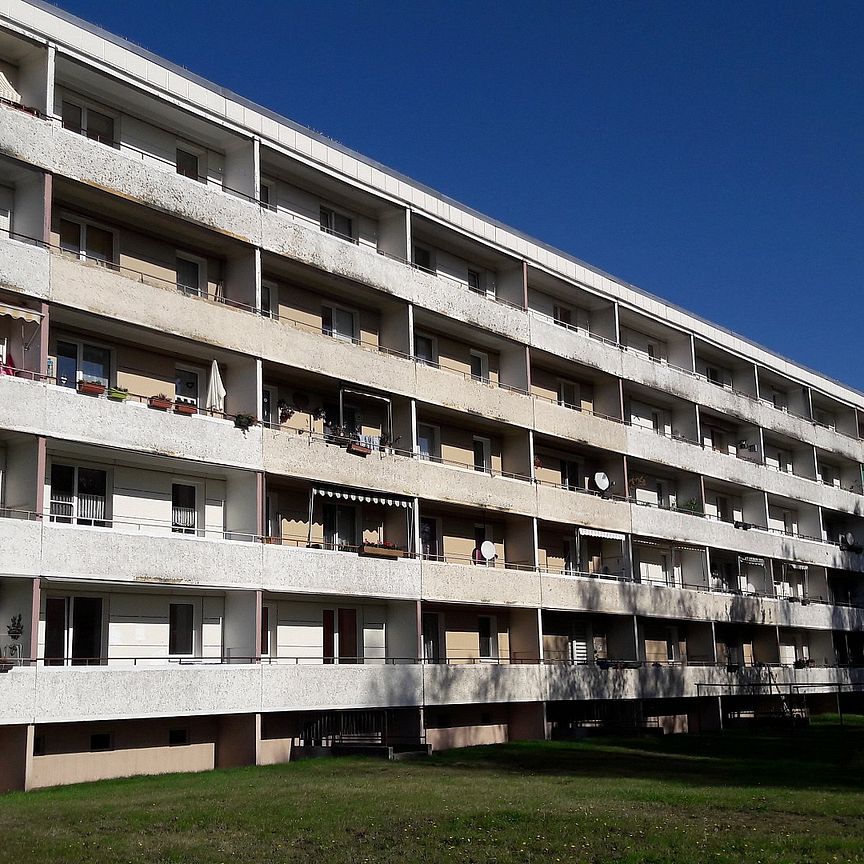 Zwei Zimmer, 6 m Balkon, wunderbarer unverbauter Blick - Foto 1