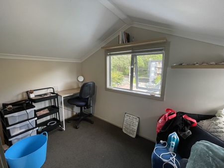 Modern 5-Bedroom Kelburn Living – Ideal for Families or Groups - Photo 5