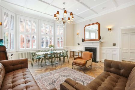 A stunning three-bedroom apartment, situated on the raised ground floor of an impressive red-brick building in South Kensington, benefitting from wooden floors and a private entrance. - Photo 2