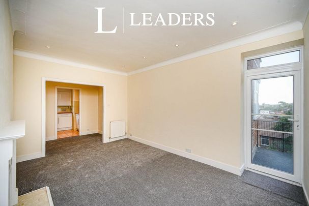 3 bedroom flat to rent - Photo 1