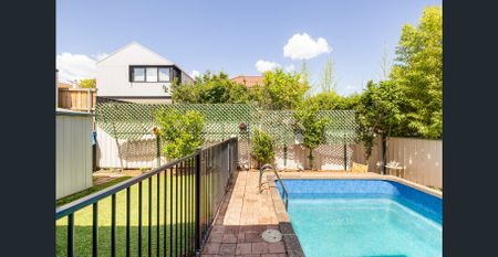 Freestanding house & pool close to Russell Park/waterfront - Photo 5