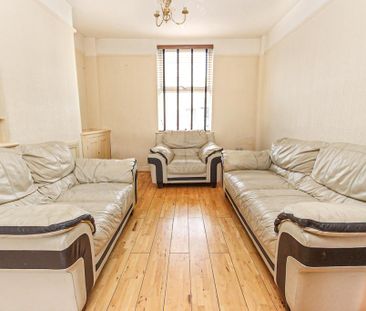 4 bedroom end of terrace house to rent - Photo 2