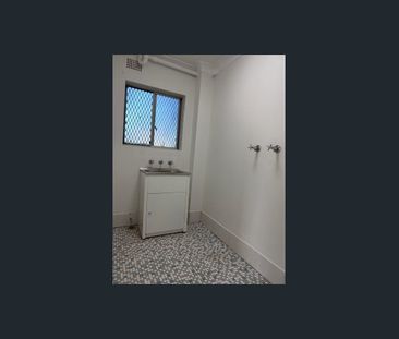 Spacious 2 Bedroom Unit - Prime Location - Photo 5