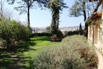 Center-Popolo: Spectacular Villino located in the center of Rome, in an exclusive private, secure park setting. Spacious living room, 4 bedrooms, 4 Baths, large panoramic terrace and gardens, parking. Ref #1910