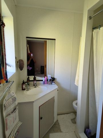 Large modern 4 bedroom home - Photo 4