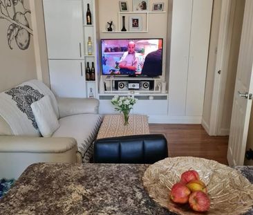 1 Bed Flat, Fulham Road, SW6 - Photo 2