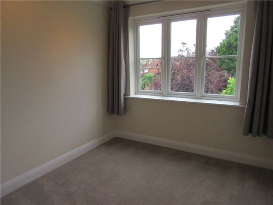 2nd floor apartment in a very central location, within moments of the train station and within a short walk of the High Street. - Photo 1