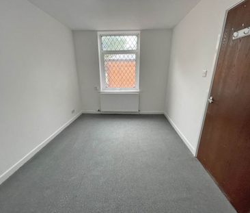 Oldham Road, Royton - Photo 4