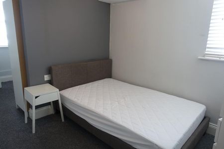 4 bedroom Flat To Let - Photo 3