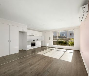 Sunny 1 Bedroom Townhouse with Courtyard - Photo 4