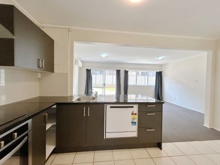 Spacious one bedroom unit plus carpark - Photo 4