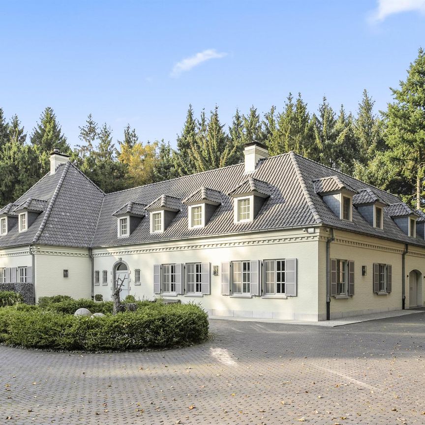 BRASSCHAAT - Ruime luxueuze villa met 5 slaapkamers en 4 badkamers op domein van 1,3 ha. - Photo 1