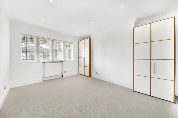 2 bedroom flat in London - Photo 1