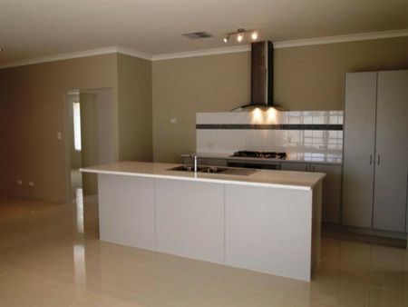 A spacious, well located, family home close to all amenities. - Photo 5