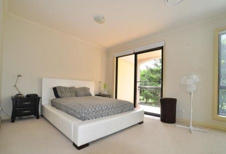 Luxurious Golf Frontage Villa with Stunning Views - Photo 3