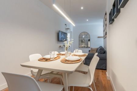 Bright room with balcony on Redondilla Street - Photo 5