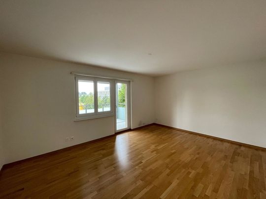 Zentral gelegene Wohnung mit grossem Balkon mit Aussicht - Photo 1