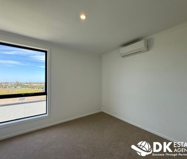 Modern and Low-Maintenance Living in the Heart of Wollert - Photo 4