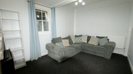 Basement Flat, 32 Montpellier Villas, CHELTENHAM GL502XF - Photo 4