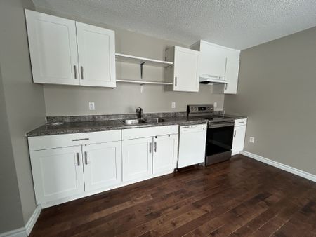 For Lease - 11 Chaucer Crescent, Barrie, Ontario - Photo 4