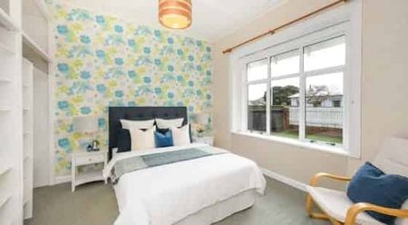 Charming 3BR Home in Takaro! - Photo 2