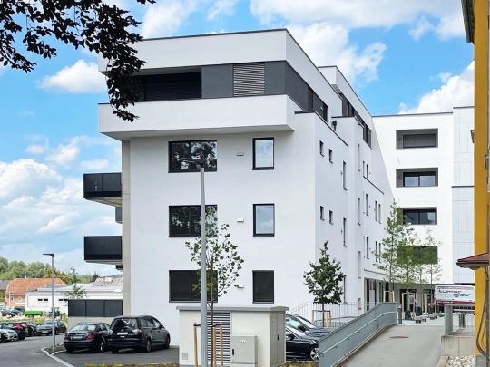 hochwertig ausgestattete 3-Zimmer-Wohnung mit möblierter Küche und großzügigem Balkon mit Blick auf die Pram - Photo 1