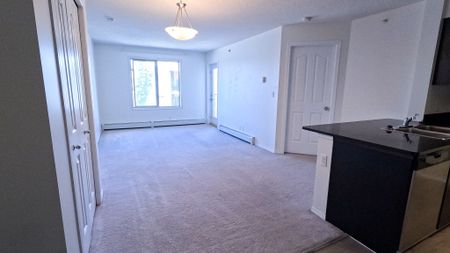 Top Floor 2 Bedroom, 2 Bathroom Unit In Luxurious Rutherford. - Photo 2