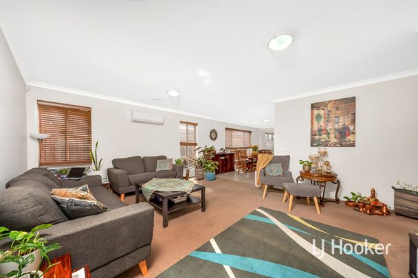 Perfect Family Home in Tarneit's Huntingfield Estate! - Photo 1