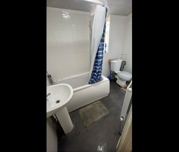 Room in a Shared House, Katherine Road, E6 - Photo 5