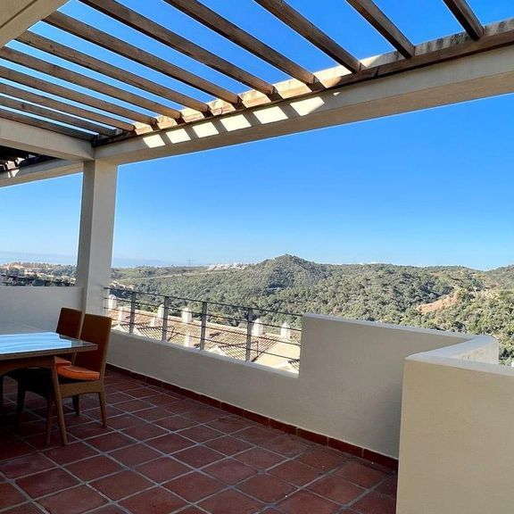 2 bedroom luxury penthouse for rent in Estepona, Andalusia - Photo 1