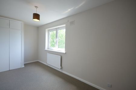 Flat to rent - Wricklemarsh Road, London, SE3 - Photo 3
